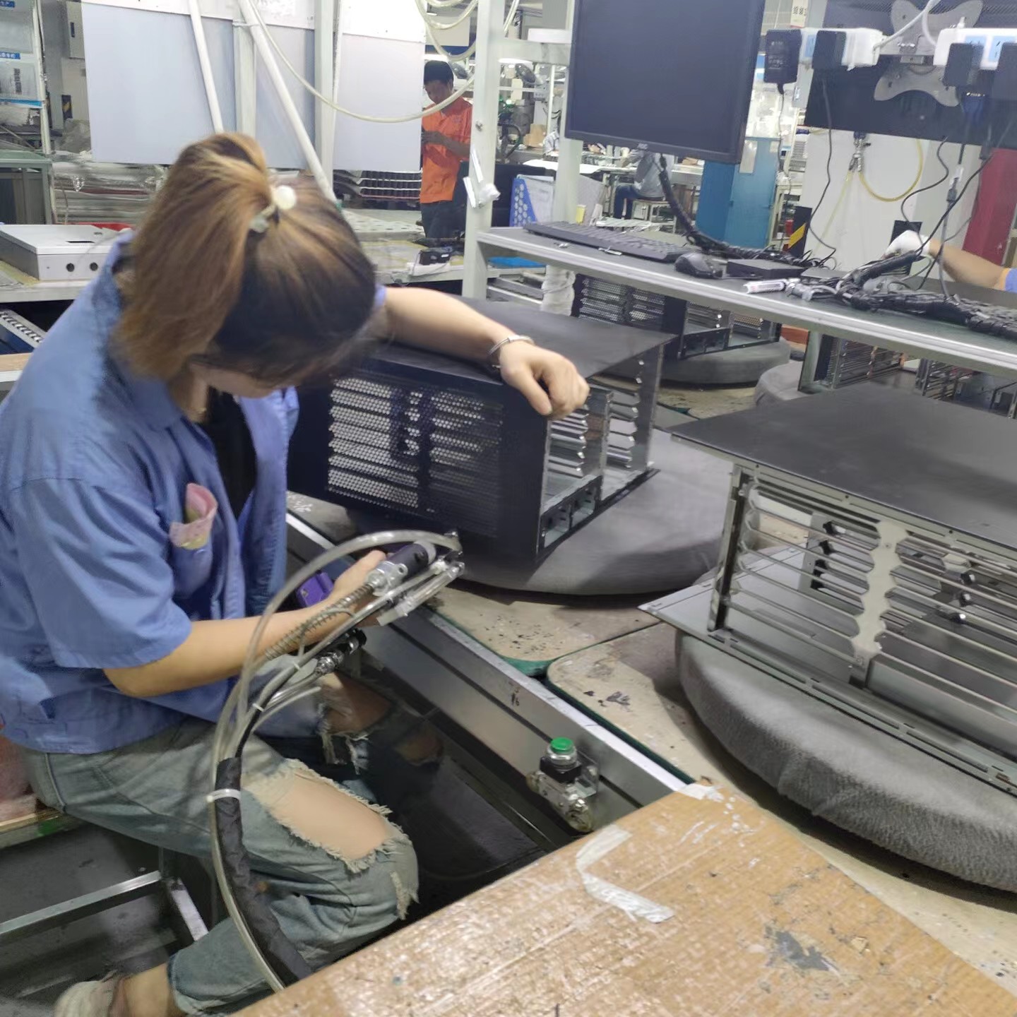 服务器导轨支架铆接总有人漏打或多打？飞效监控拉钉机智能计数，数量达标自动断气防呆