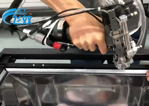 The effect of flying nail drawing machine on disinfection cabinet - application of automatic riveting machine