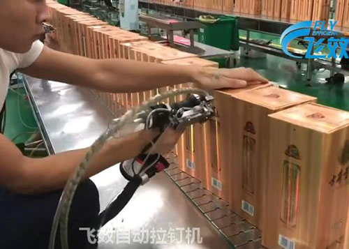 酒盒组装的实际操作-自动铆钉机应用