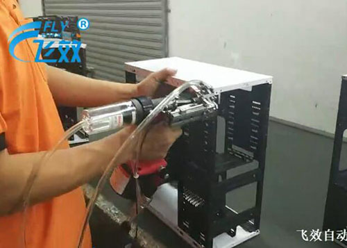 电脑机箱铆接现场—自动上料拉钉机应用
